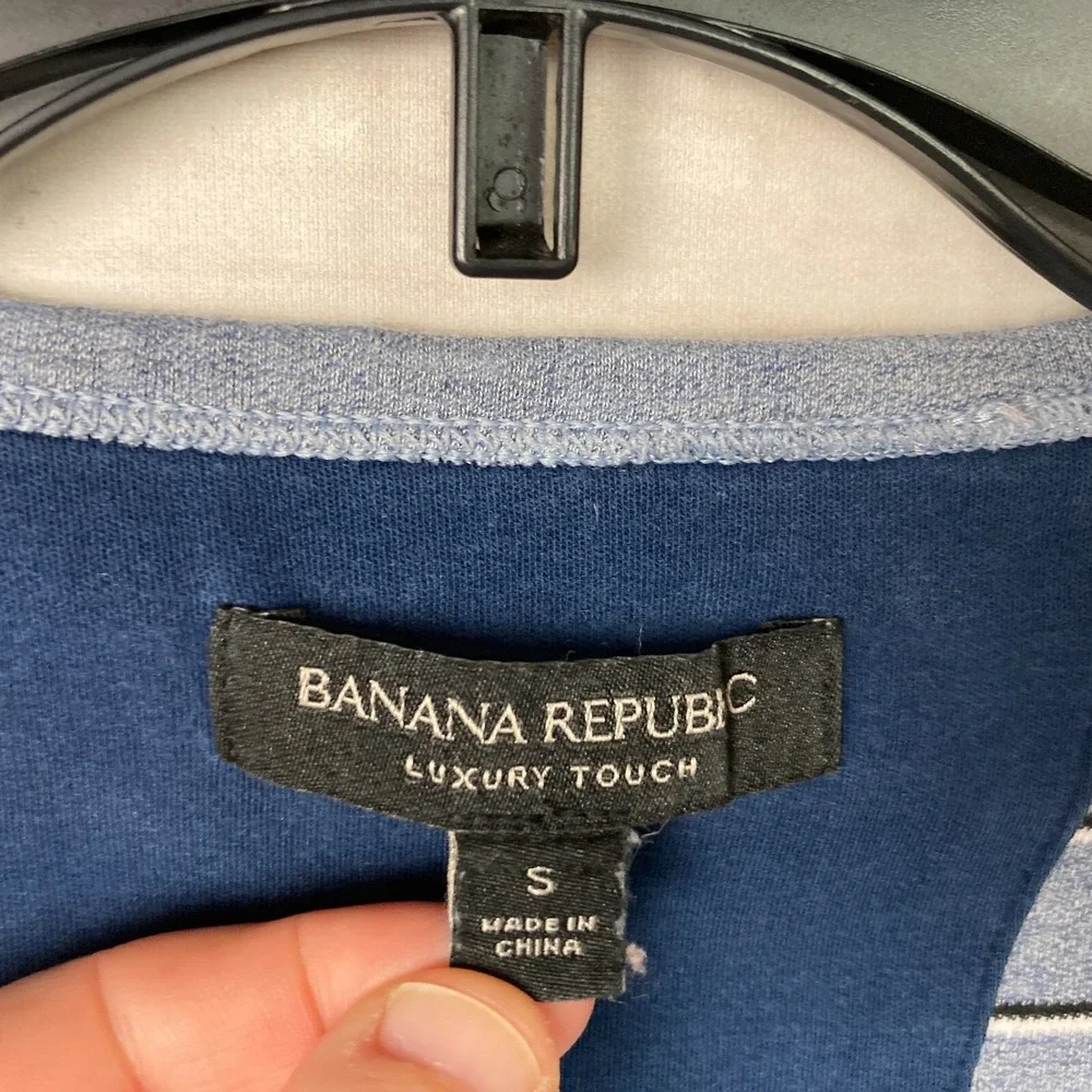 Banana Republic Top Mens S V-Neck Stripe Luxury Touch T-Shirt Blue Short Sleeve